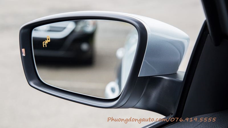 Cảnh báo điểm mù ô tô hiển thị mặt gương...