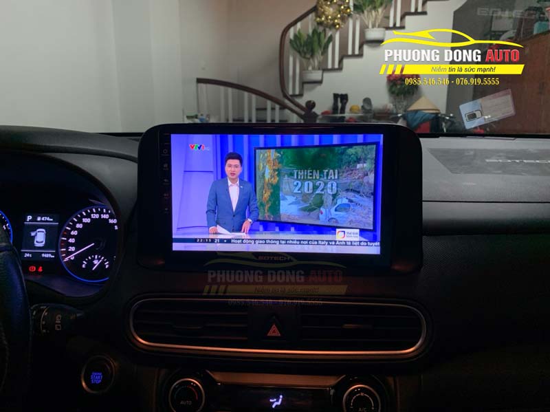 Với giao diện thân thiện và đầy đủ thông tin hỗ trợ rất nhiều cho vị trí người lái xe. Giao diện của Màn hình android cho xe Hyundai Kona  được chia làm hai phần, một nửa hiện các thông tin như thời tiết, lịch âm, lịch dương, giờ và thông tin bài nhạc đang nghe. Nửa còn lại hiển thị hình ảnh chiếc xe và tốc độ thực tế khi xe di chuyển.