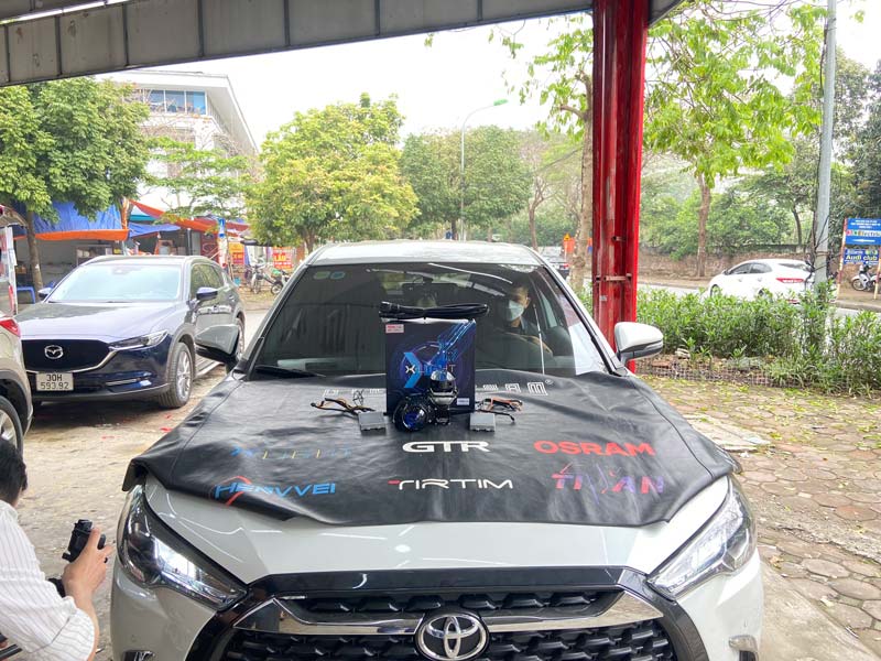 Độ đèn Toyota Cross Với ông vua bi Led Xlight V30 ultra 2022